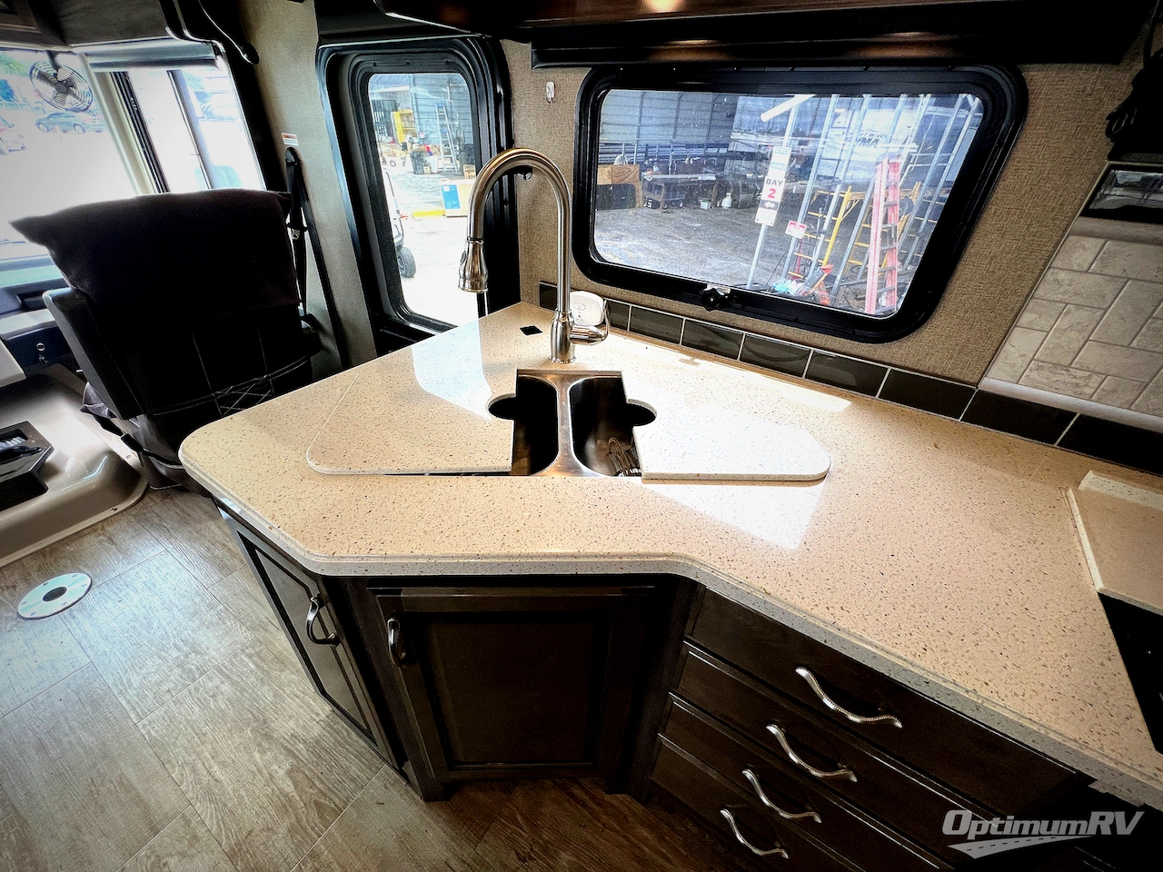2018 Fleetwood Bounder 34S Photo 12