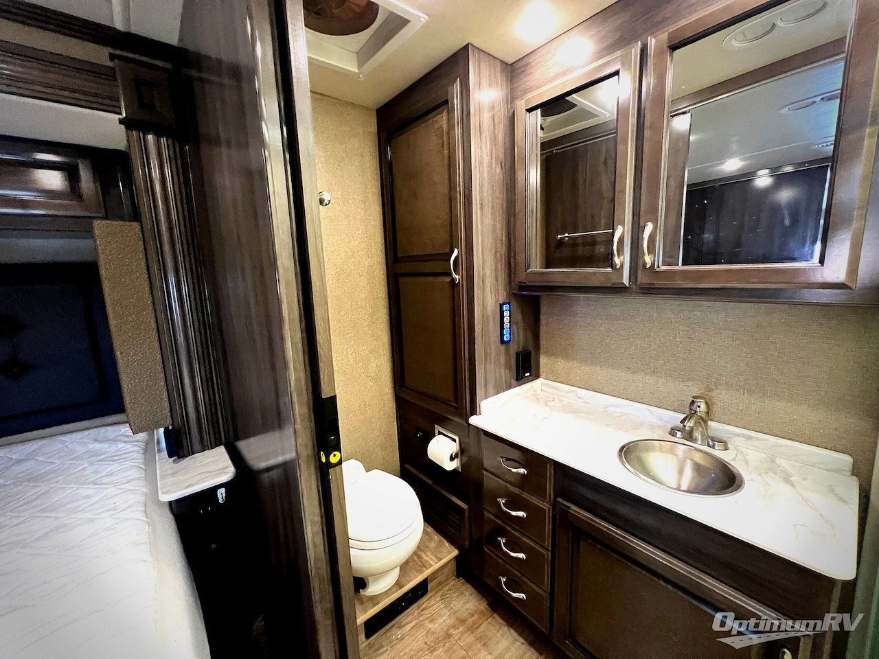 2018 Fleetwood Bounder 34S Photo 23