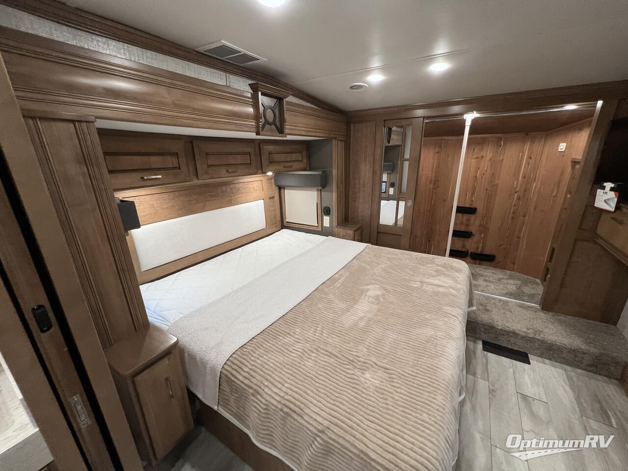 2020 DRV Luxury Suites FullHouse LX455 Photo 17