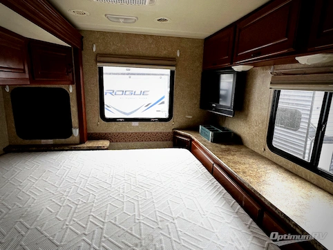 2011 Thor Hurricane 30Q RV Photo 3