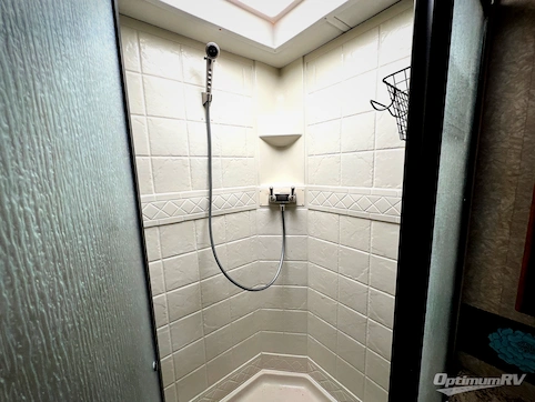 2011 Thor Hurricane 30Q RV Photo 4