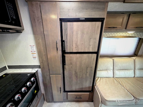 2020 Coachmen Freelander 26DS Chevy 4500 RV Photo 3