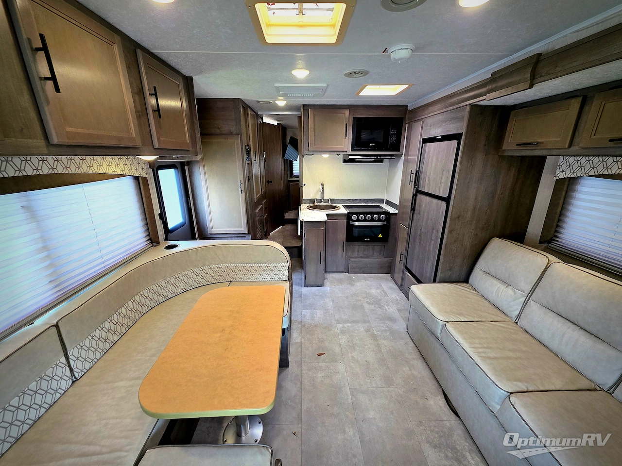 2020 Coachmen Freelander 26DS Chevy 4500 Photo 4