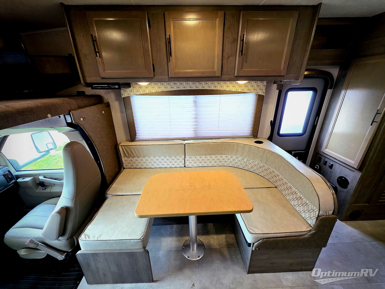 2020 Coachmen Freelander 26DS Chevy 4500 Photo 8