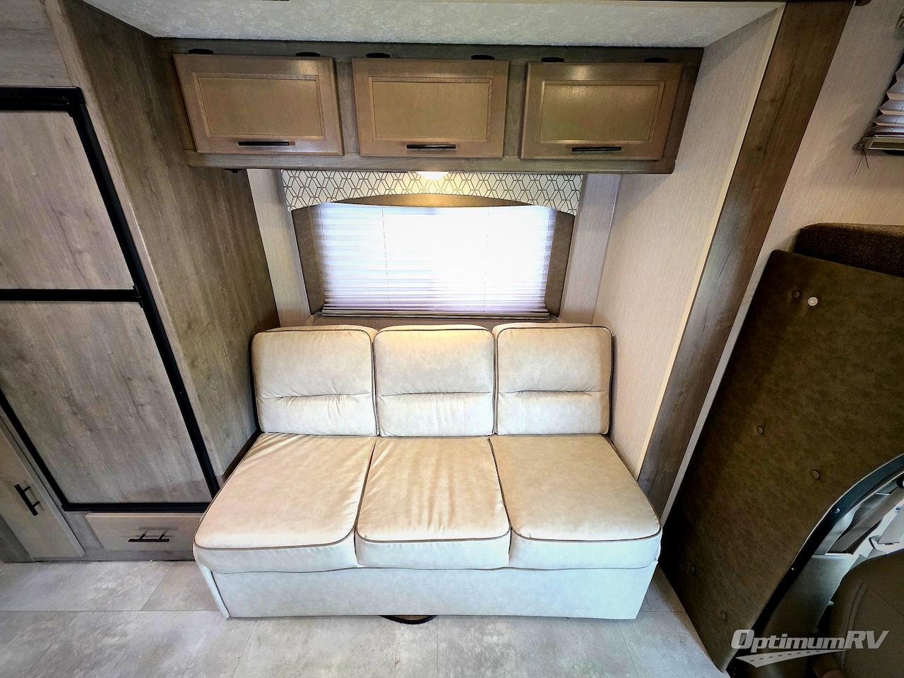2020 Coachmen Freelander 26DS Chevy 4500 Photo 9