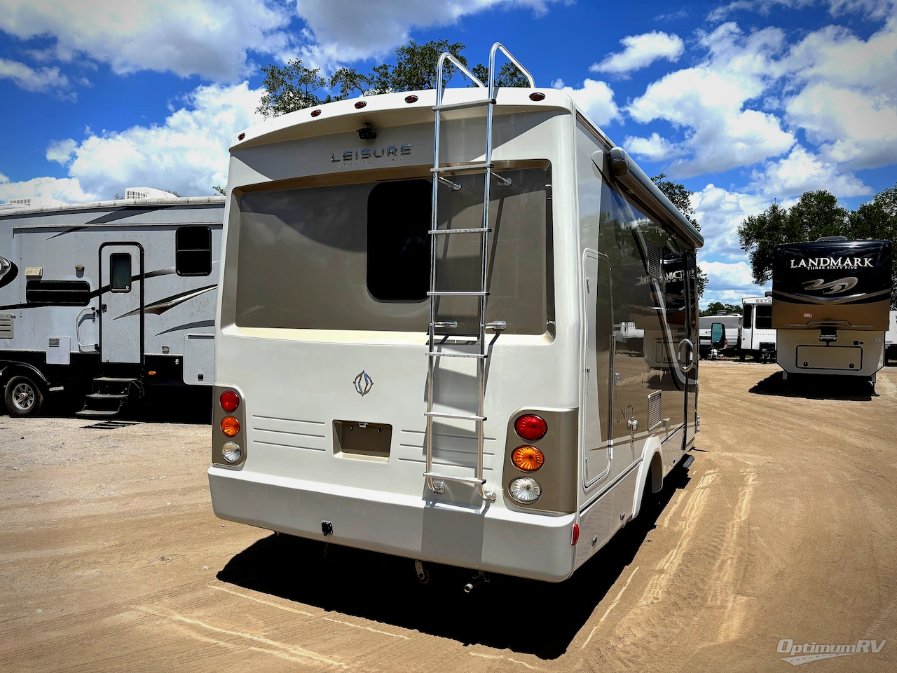 2015 Leisure Travel Unity U24MB Photo 2