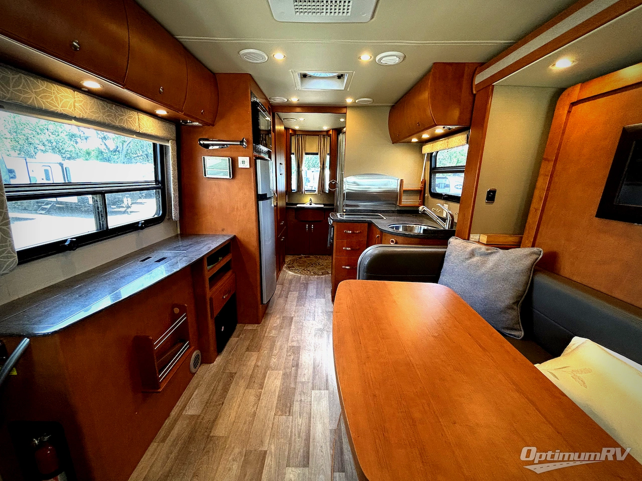 2015 Leisure Travel Unity U24MB Photo 4