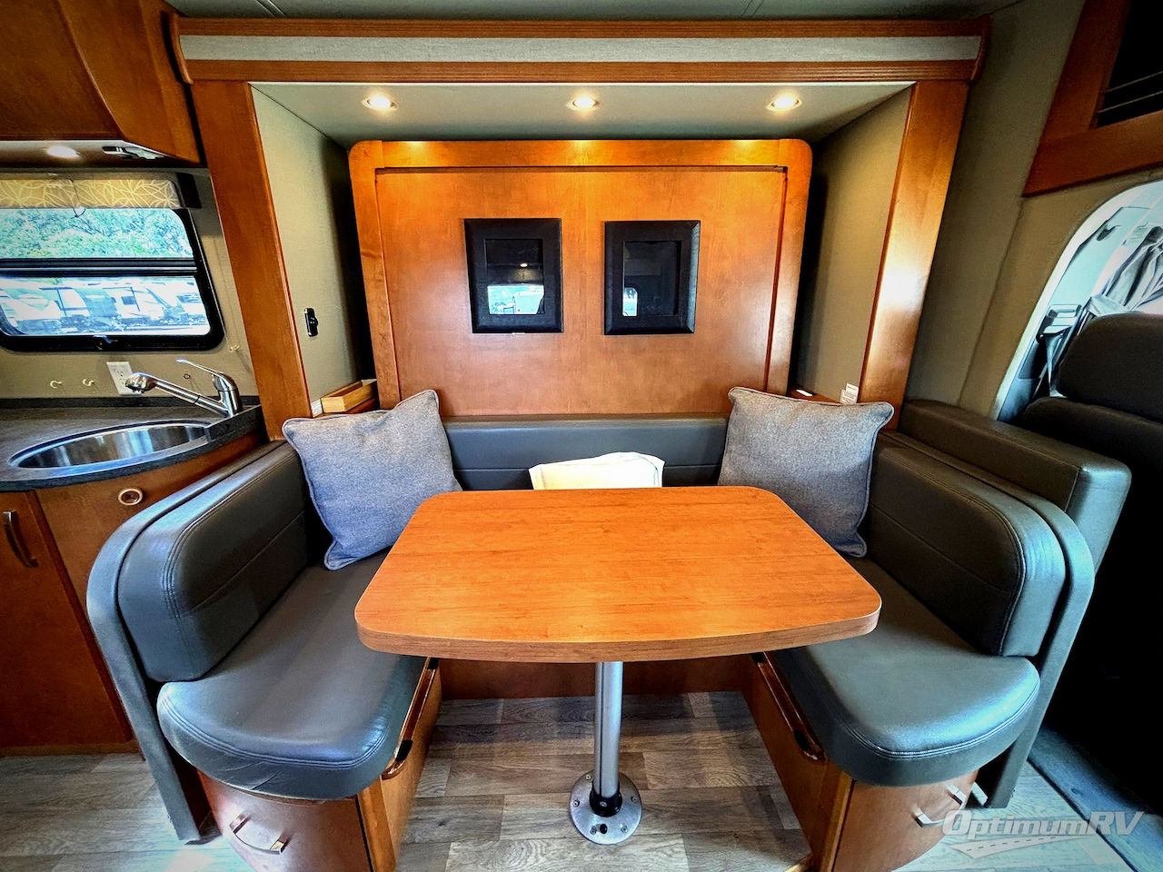 2015 Leisure Travel Unity U24MB Photo 7