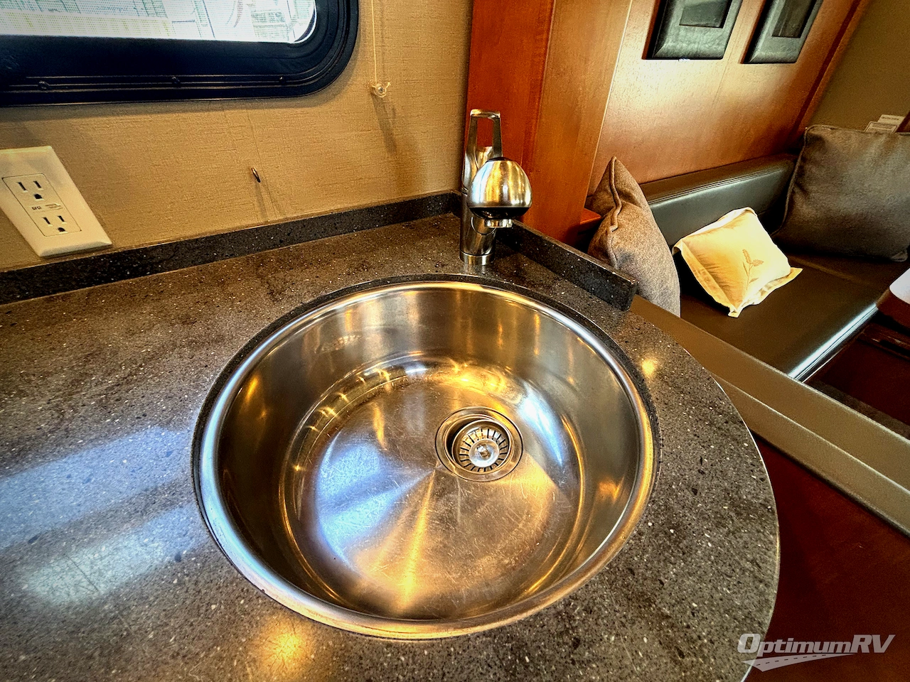 2015 Leisure Travel Unity U24MB Photo 8