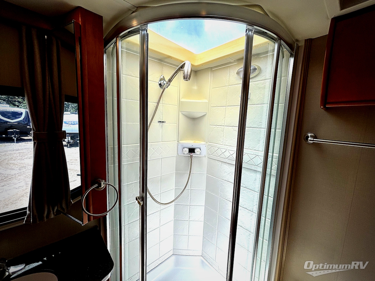 2015 Leisure Travel Unity U24MB Photo 14