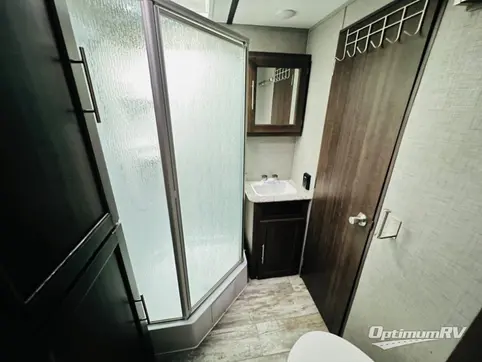 2019 CrossRoads Zinger ZR333DB RV Photo 4