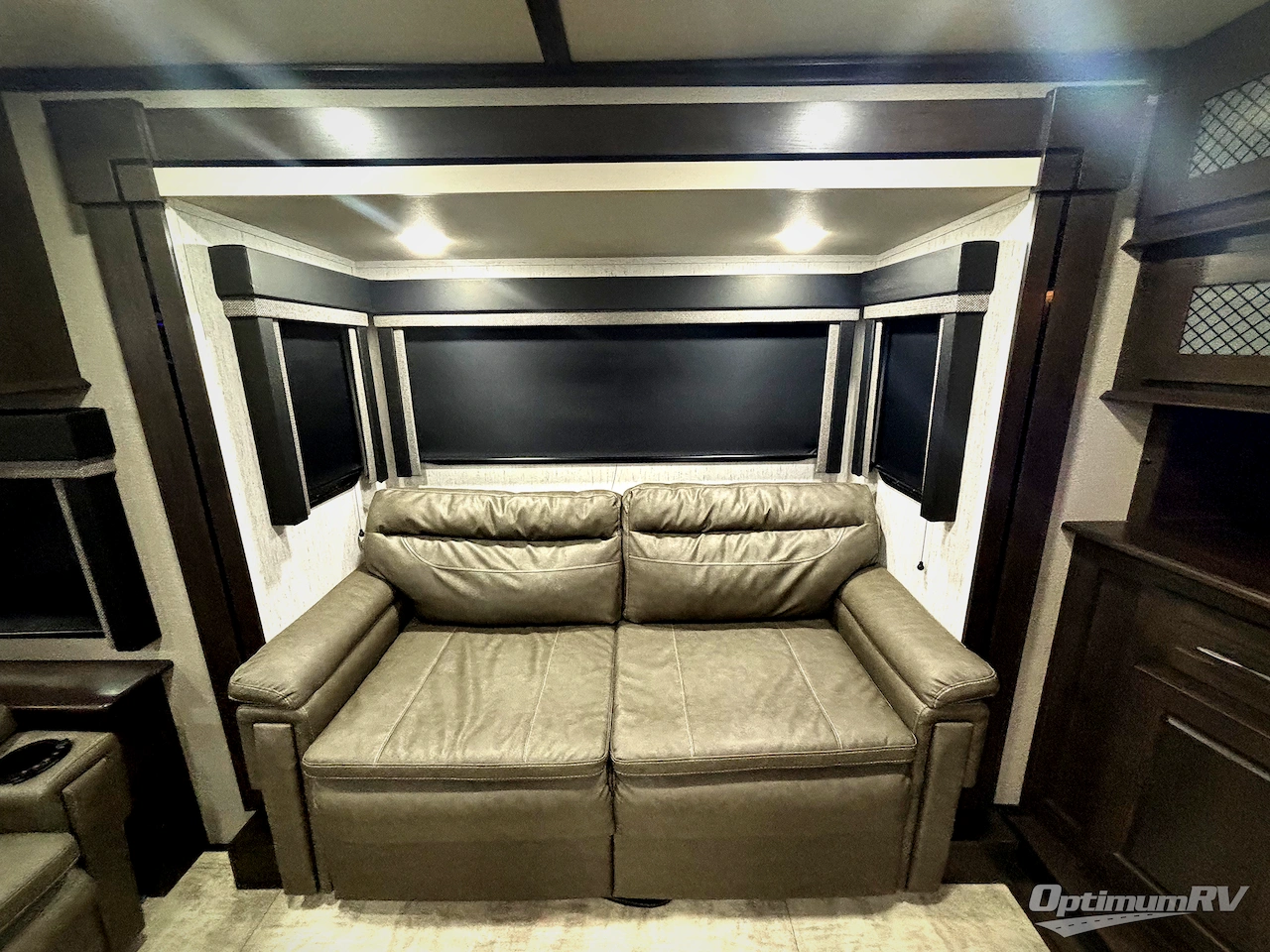 2022 Grand Design MOMENTUM 376THS Photo 9