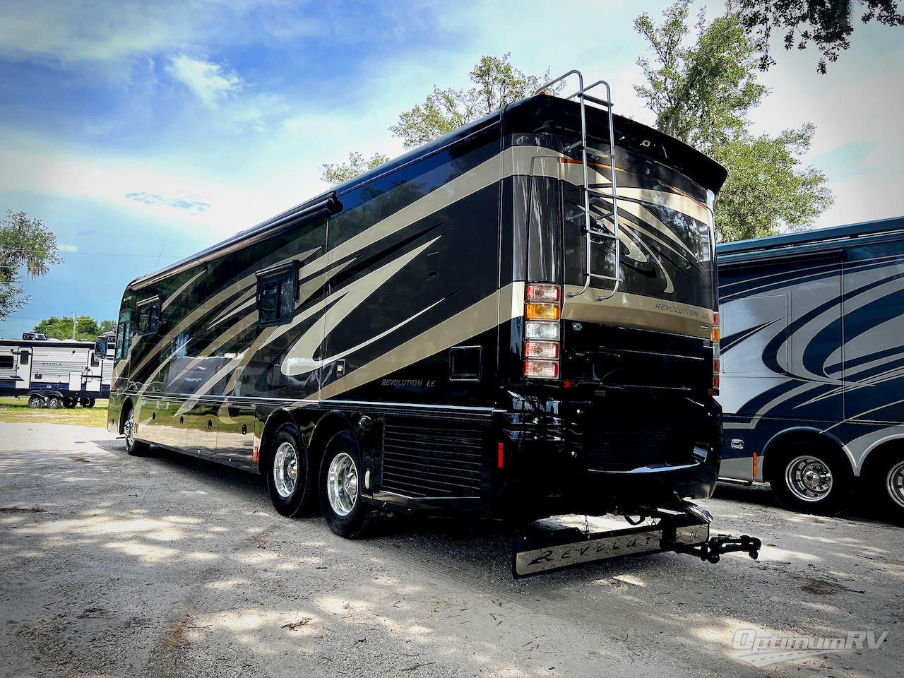 2010 Fleetwood Revolution LE 42T Photo 2