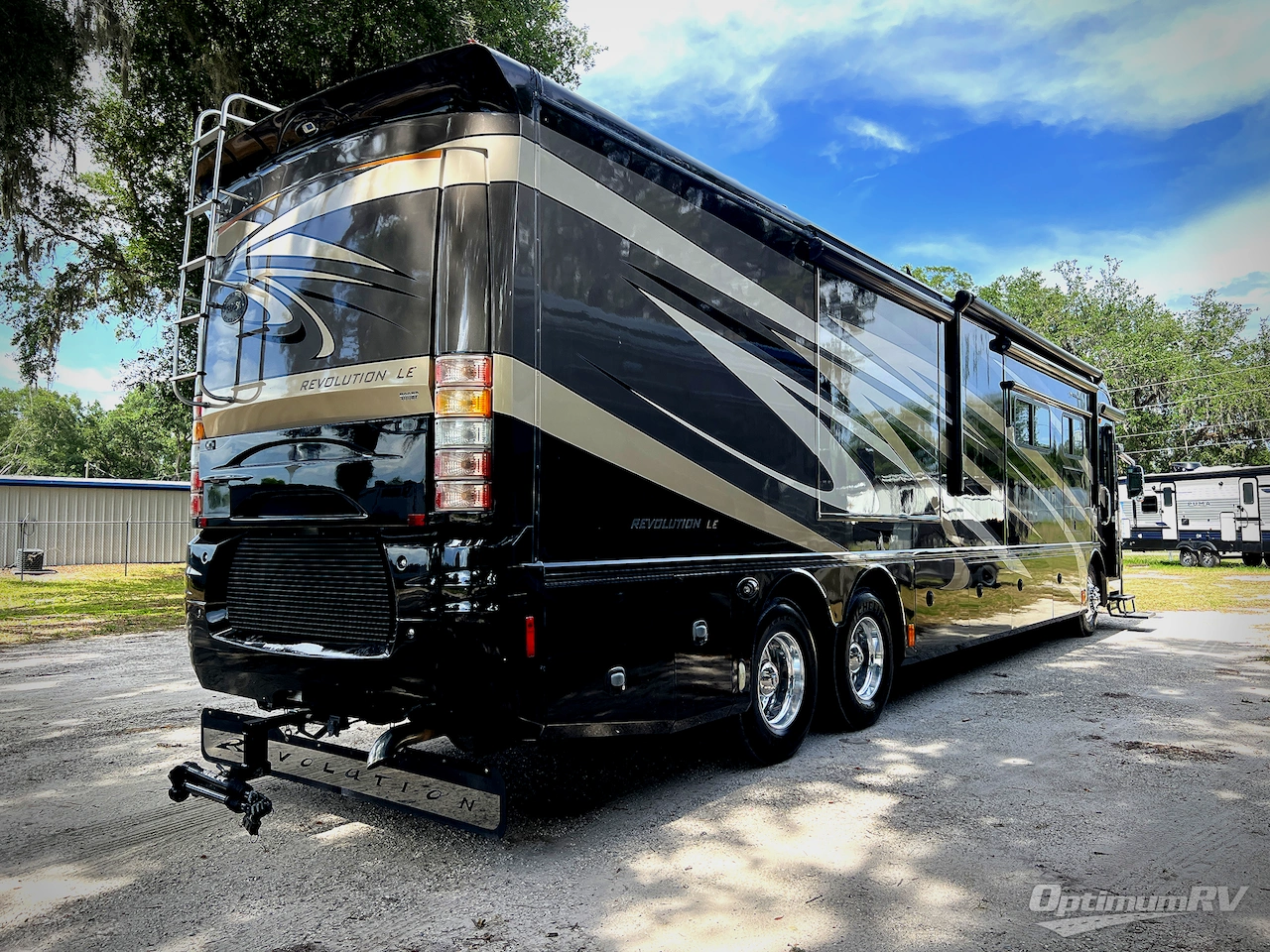 2010 Fleetwood Revolution LE 42T Photo 3