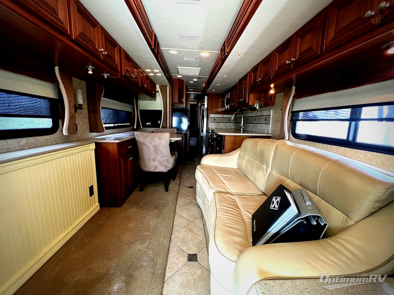 2010 Fleetwood Revolution LE 42T Photo 4