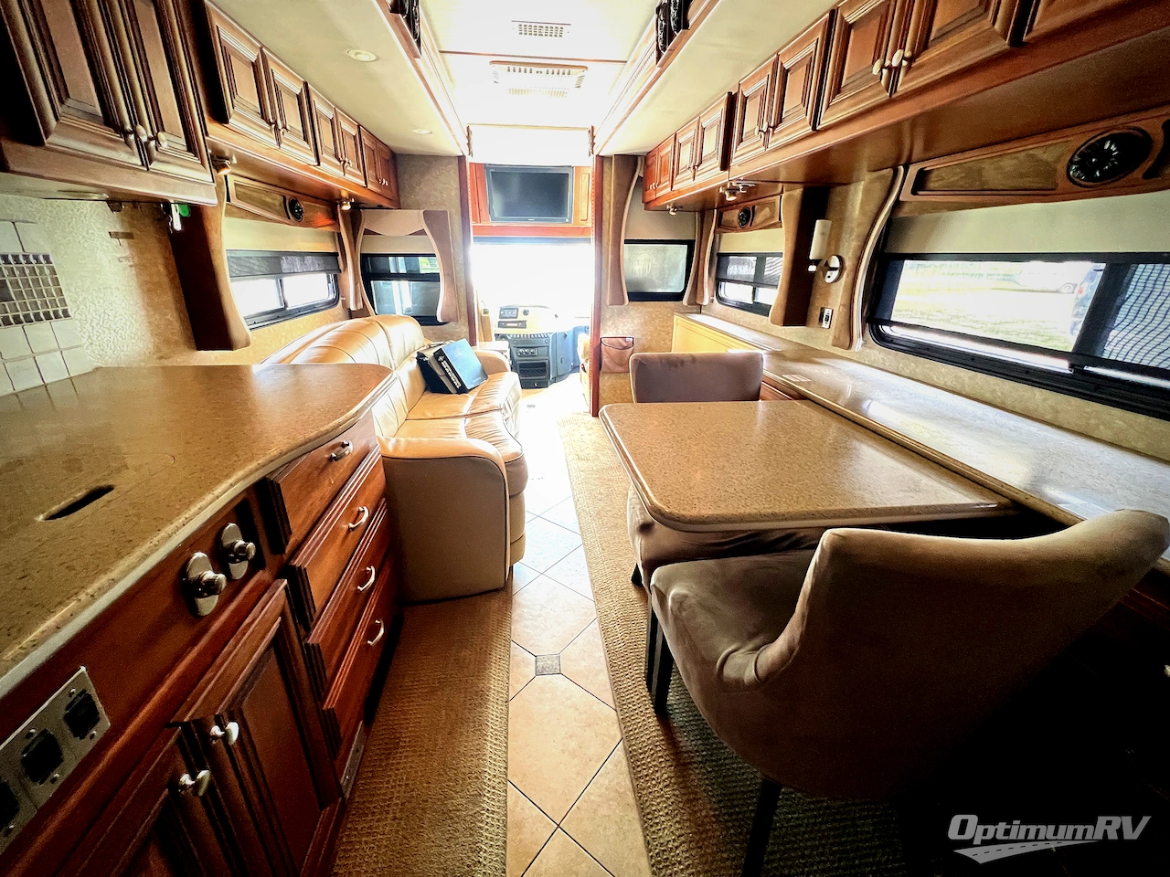 2010 Fleetwood Revolution LE 42T Photo 5