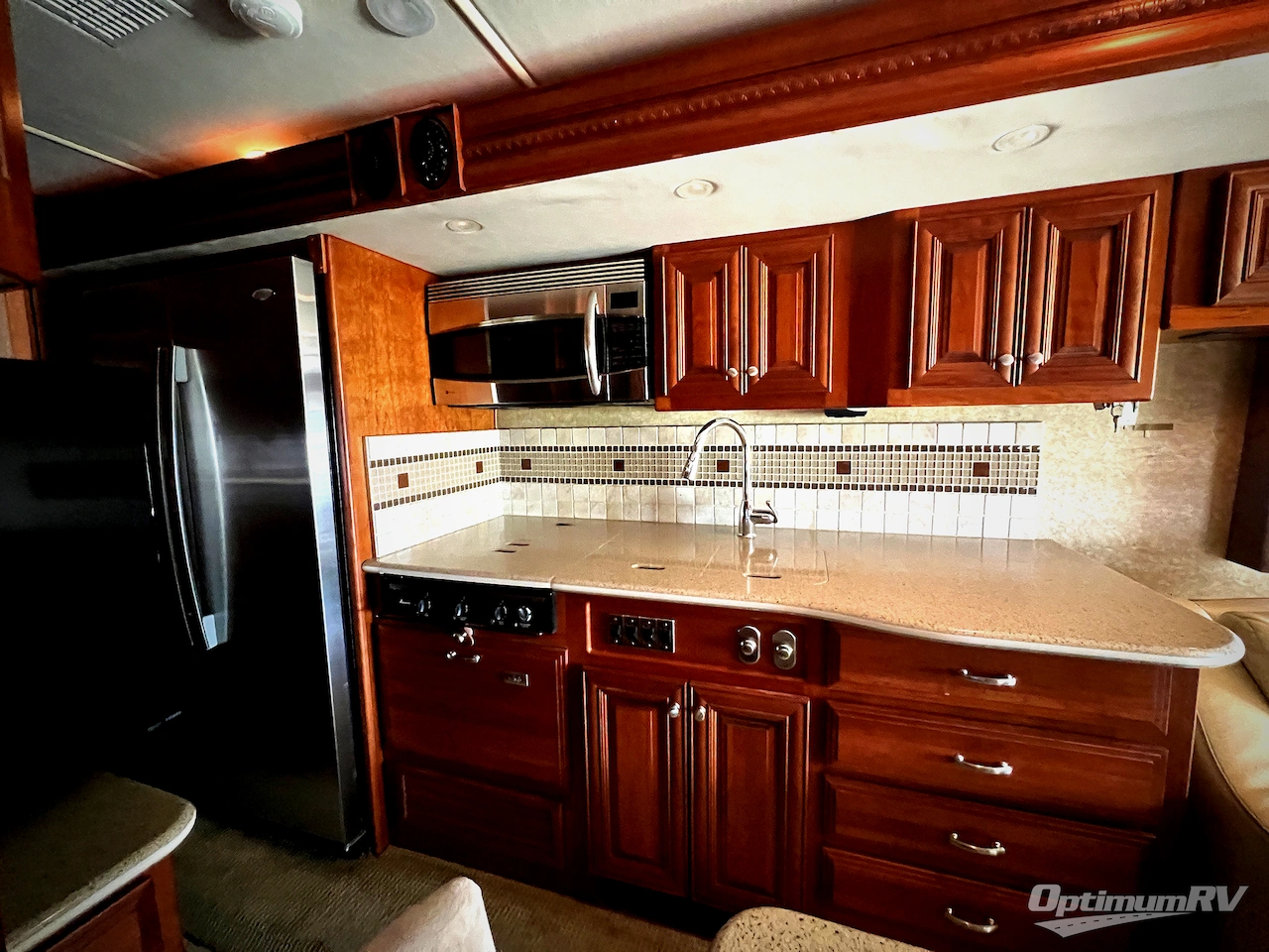 2010 Fleetwood Revolution LE 42T Photo 9