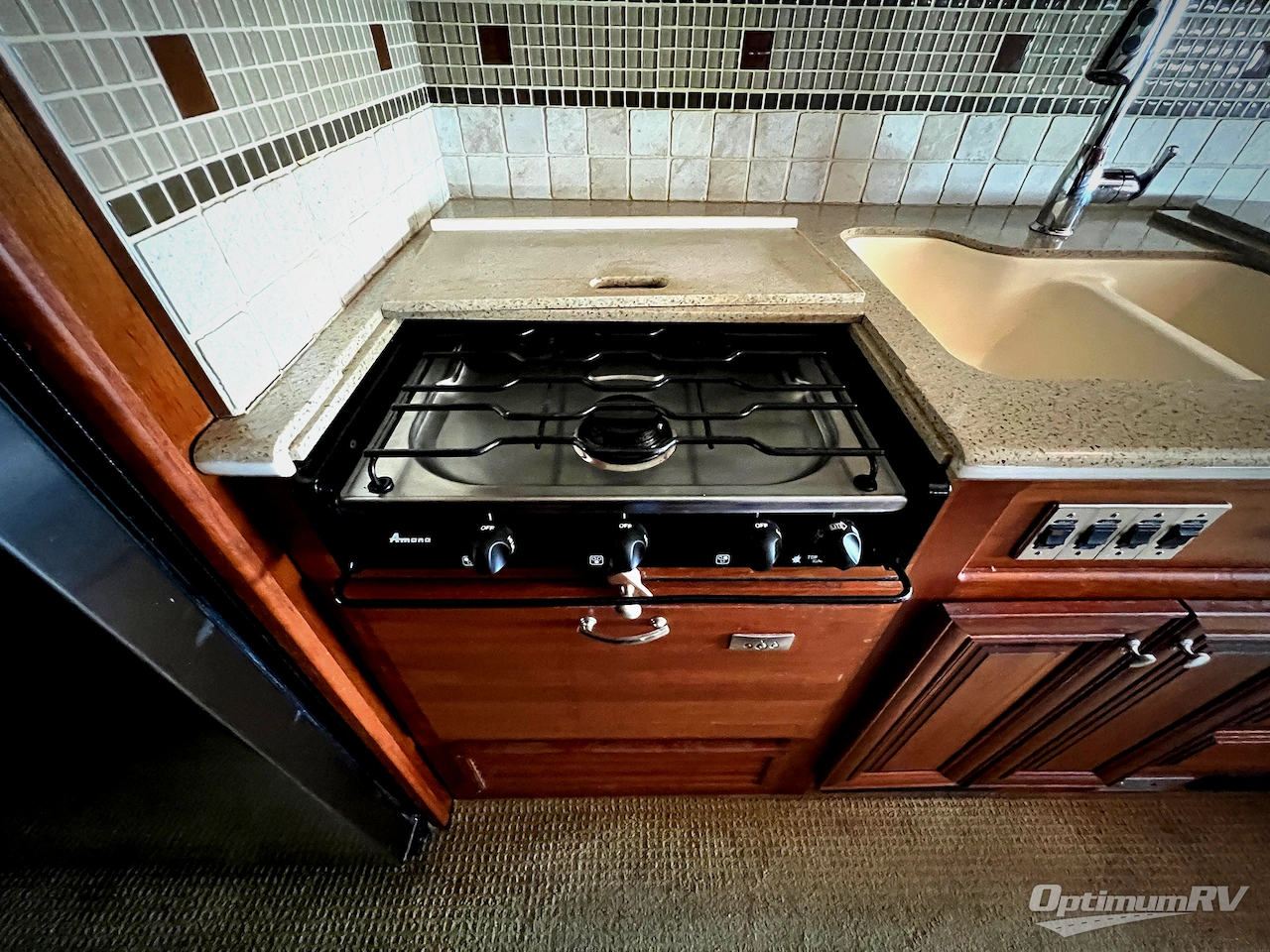 2010 Fleetwood Revolution LE 42T Photo 10
