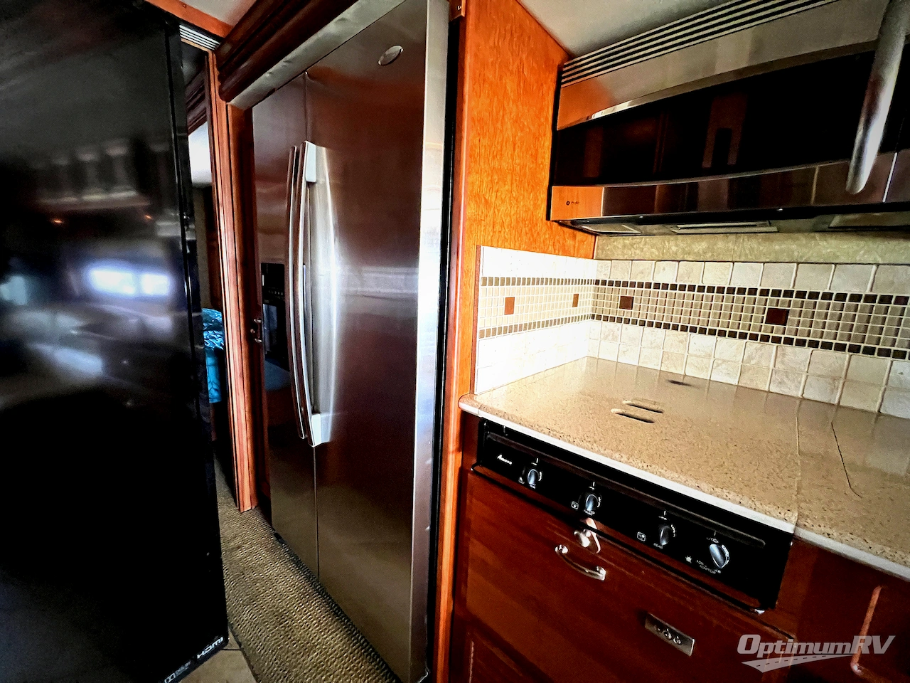 2010 Fleetwood Revolution LE 42T Photo 12