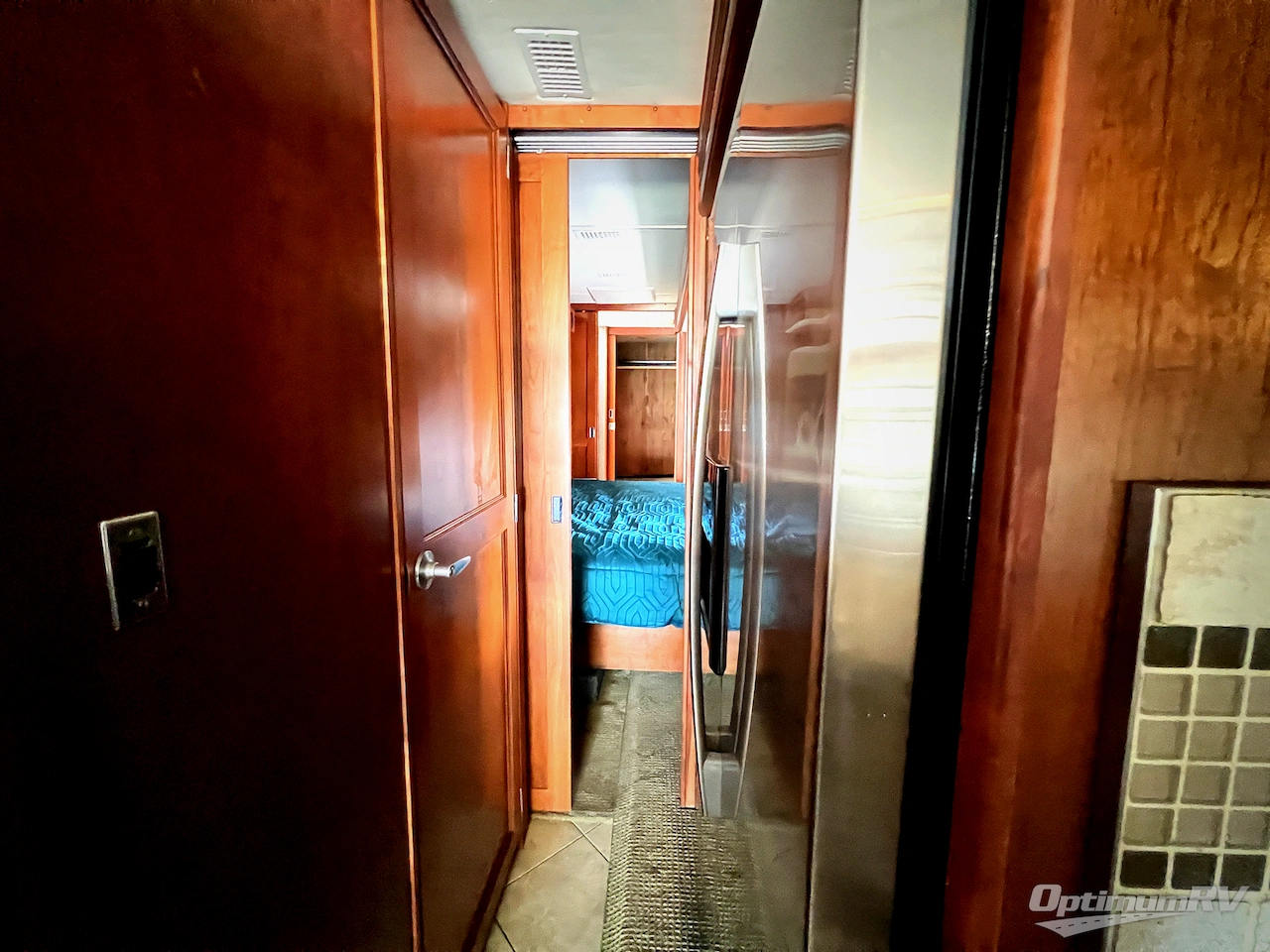 2010 Fleetwood Revolution LE 42T Photo 13