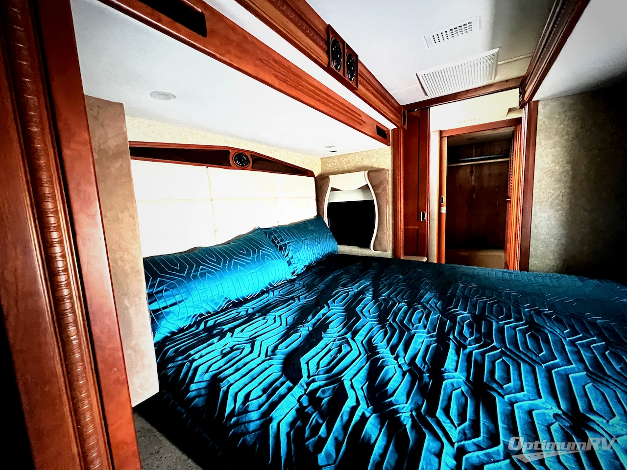 2010 Fleetwood Revolution LE 42T Photo 14
