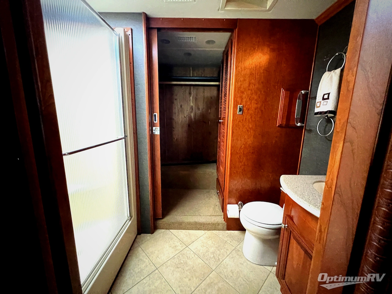 2010 Fleetwood Revolution LE 42T Photo 15