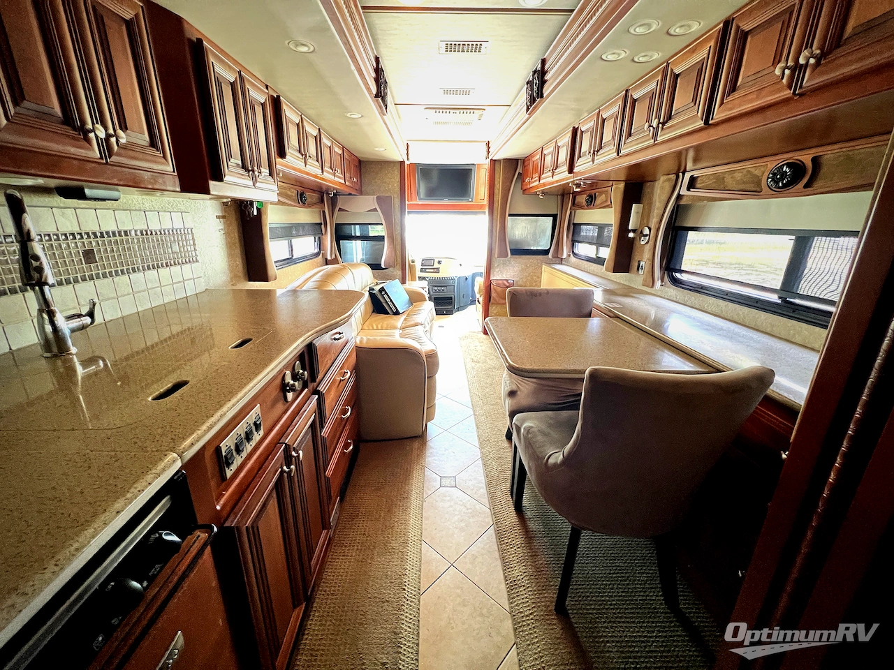 2010 Fleetwood Revolution LE 42T Photo 19