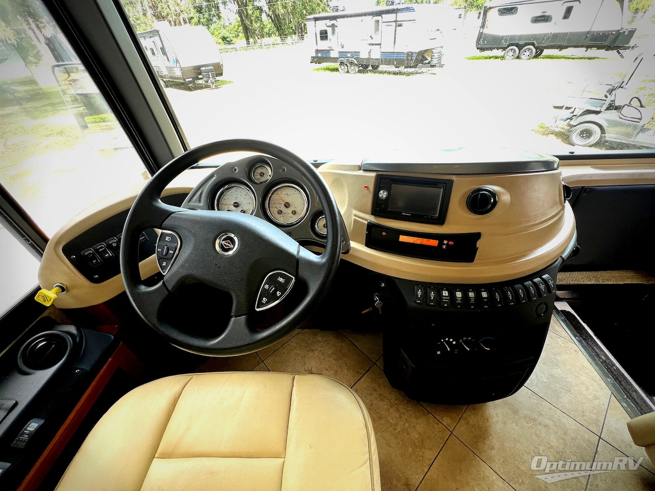 2010 Fleetwood Revolution LE 42T Photo 21