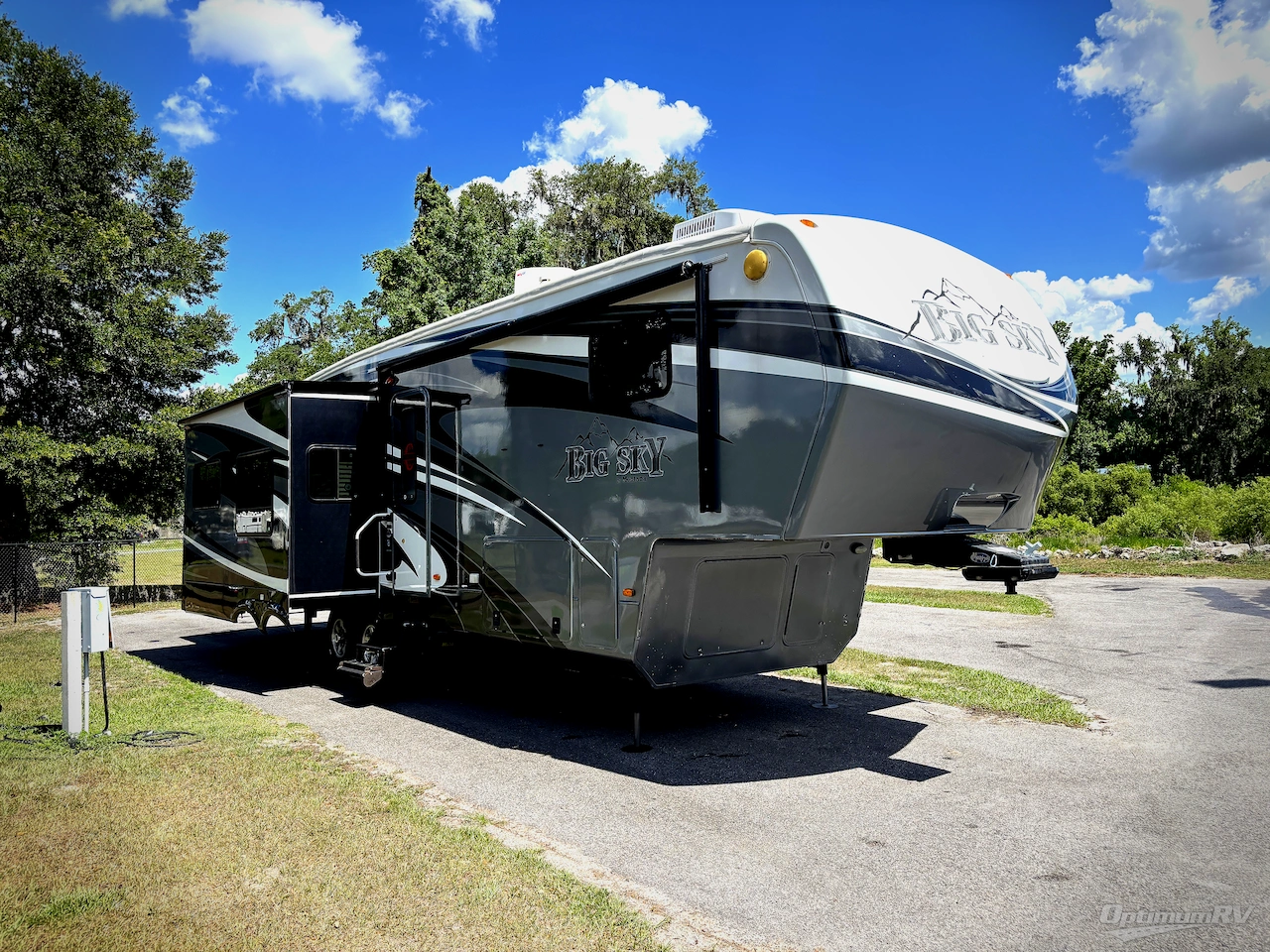 2012 Keystone Montana Big Sky 3400RL Photo 1