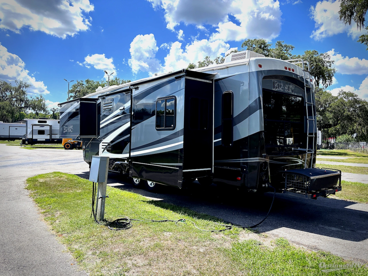 2012 Keystone Montana Big Sky 3400RL Photo 3