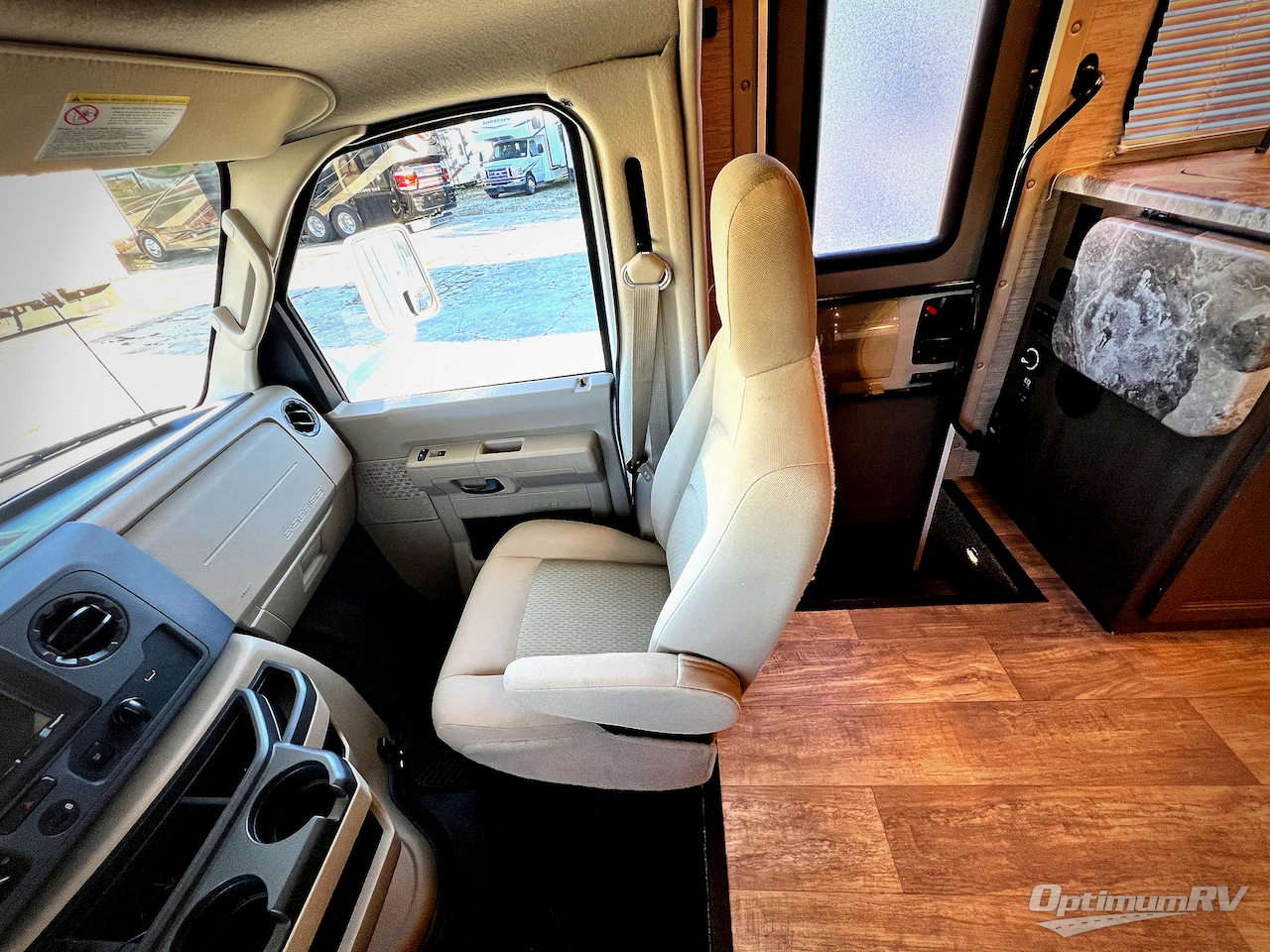 2023 Thor Chateau 24F Photo 8
