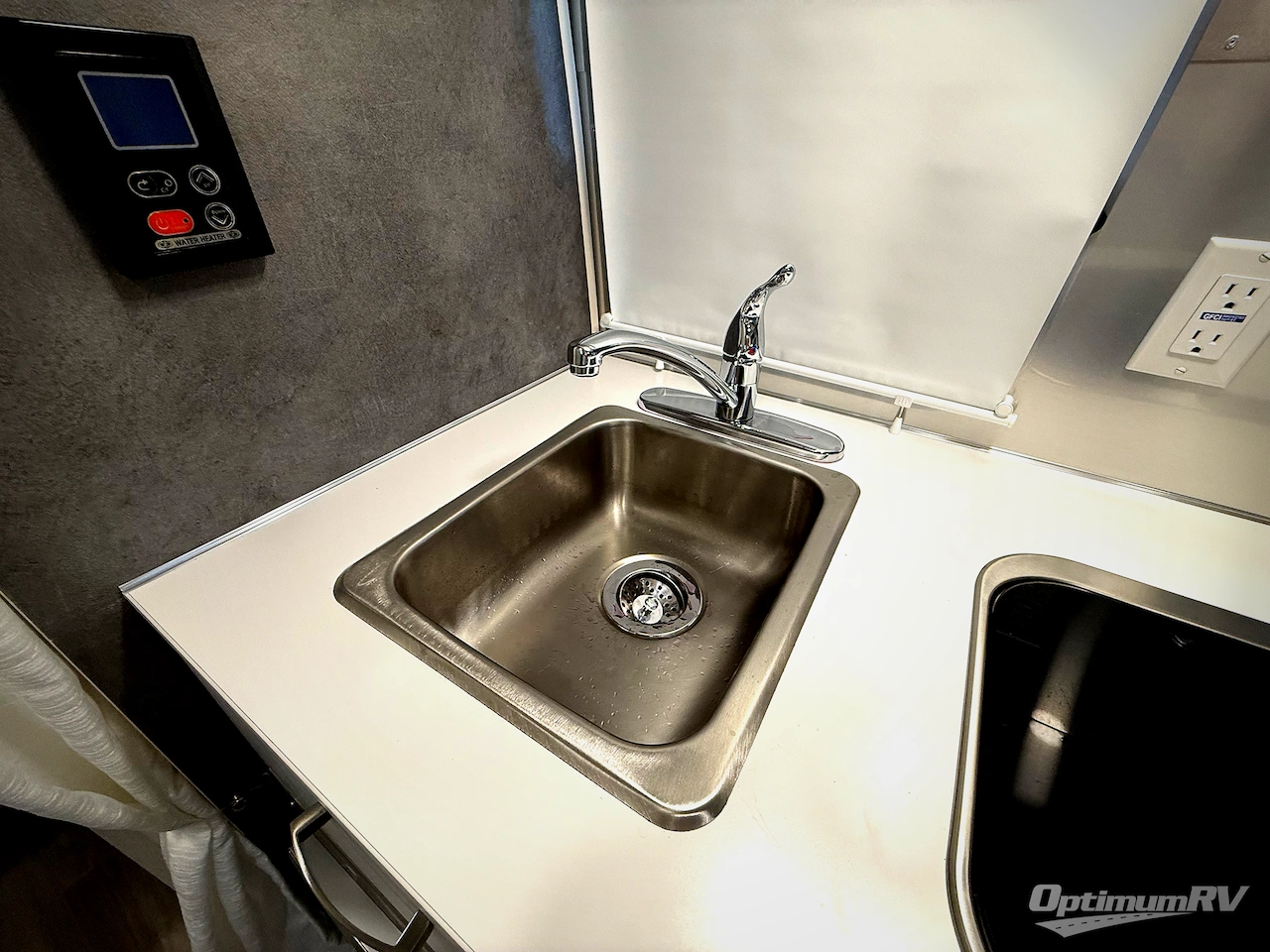 2024 Airstream Bambi 16RB Photo 12