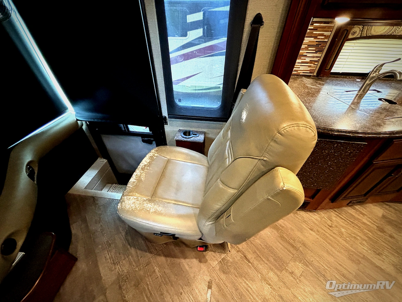 2017 Fleetwood Pace Arrow LXE 38K Photo 9