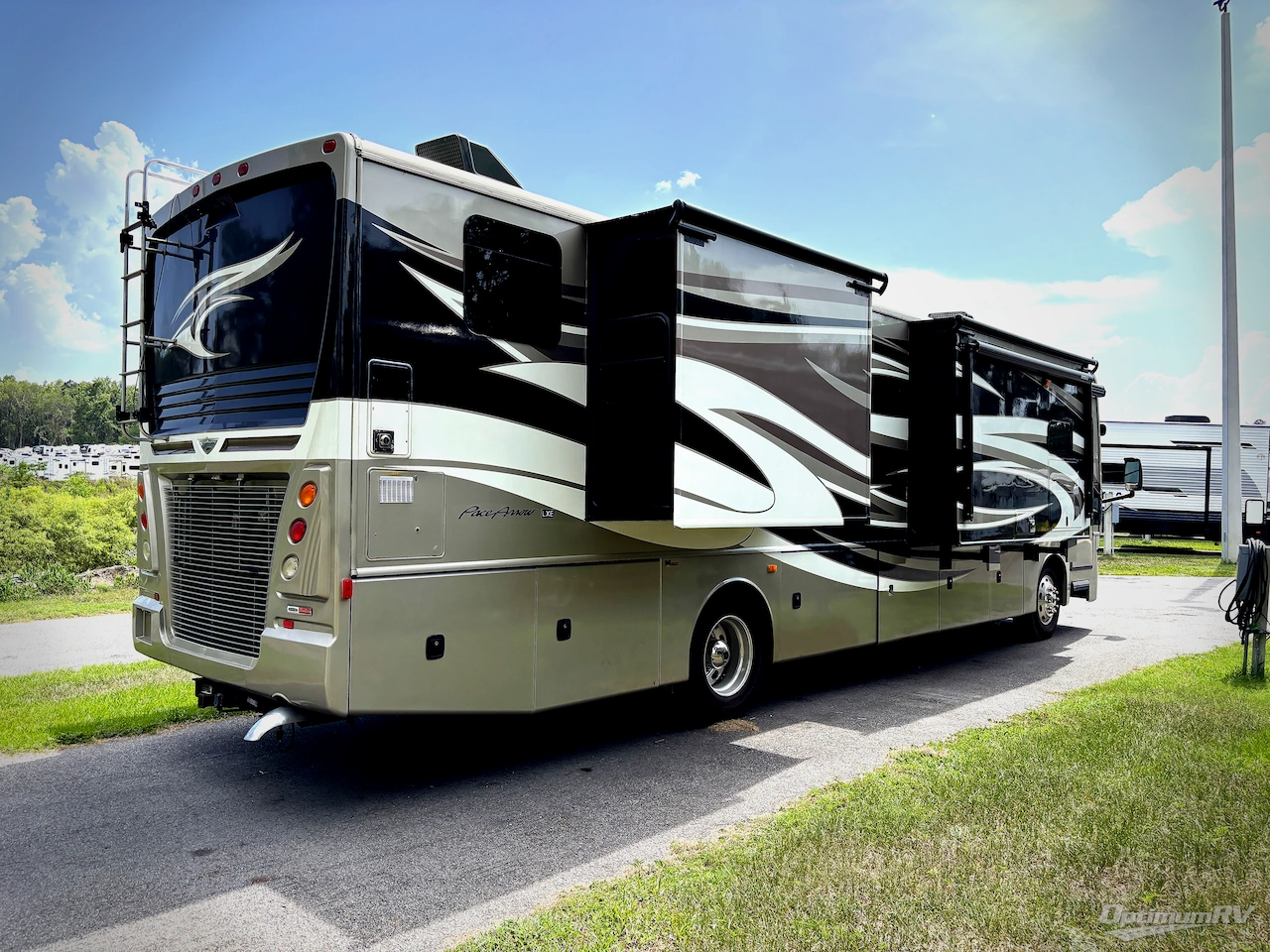 2017 Fleetwood Pace Arrow LXE 38K Photo 2