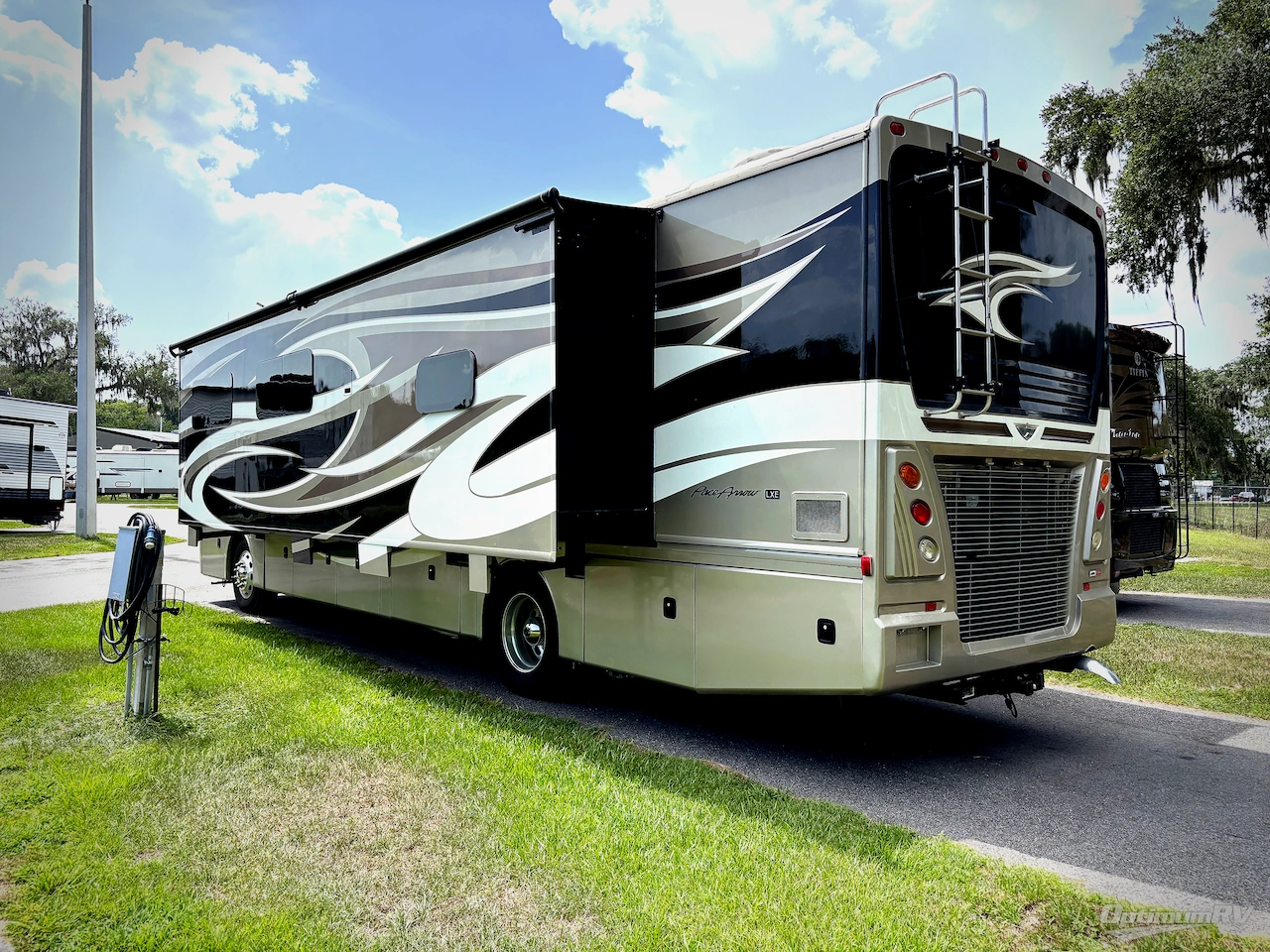2017 Fleetwood Pace Arrow LXE 38K Photo 3