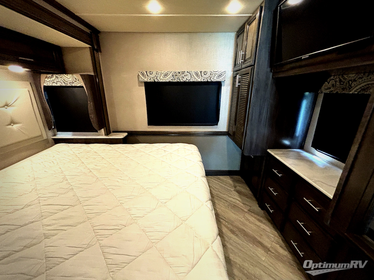 2019 Fleetwood Bounder 33C Photo 17