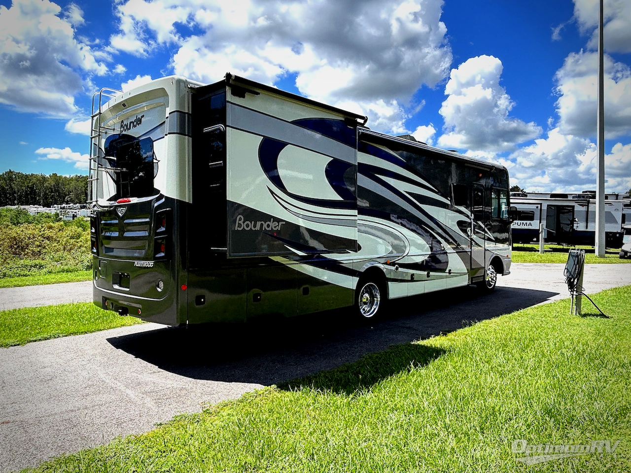 2019 Fleetwood Bounder 33C Photo 2