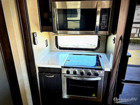2022 Shasta Phoenix 334FL RV Photo 2