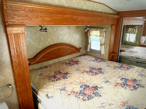 2006 Forest River Cardinal 37RK RV Photo 4