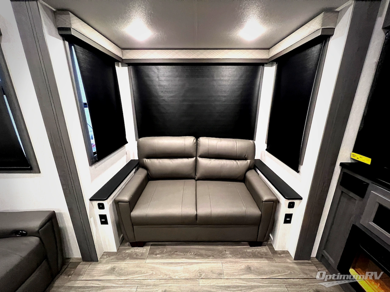 2026 East To West Ahara 395FB Photo 37