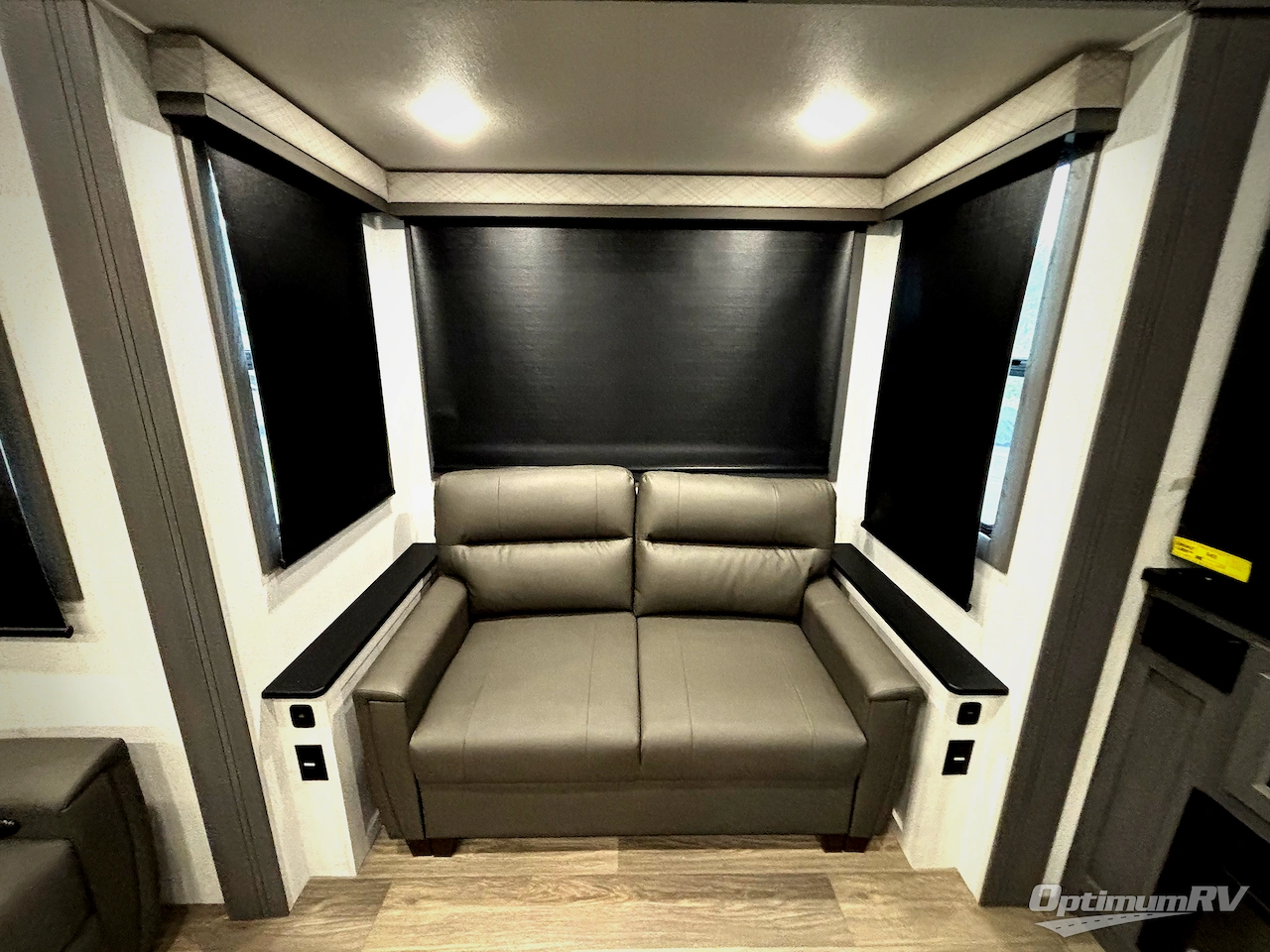 2026 East To West Ahara 395FB Photo 19