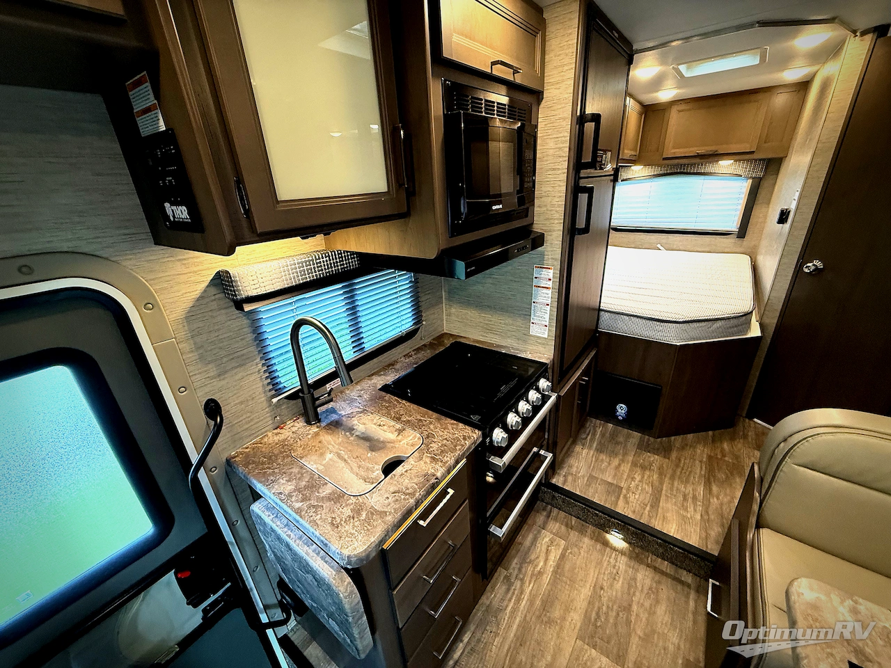 2023 Thor Chateau 22E Photo 8
