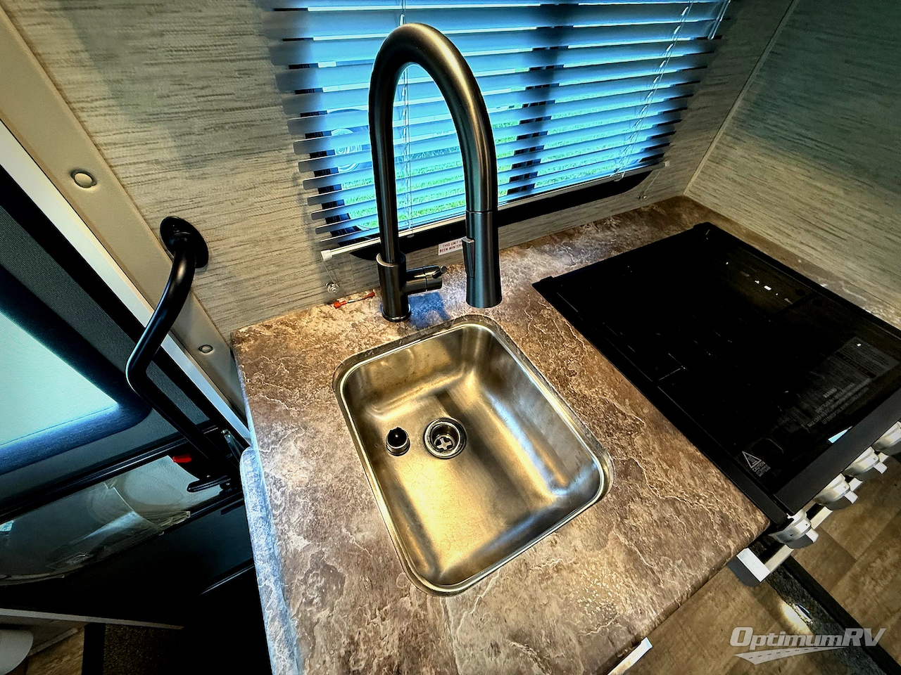 2023 Thor Chateau 22E Photo 9
