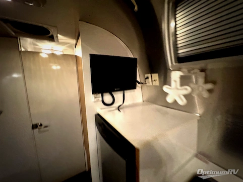 2014 Airstream Sport 22FB RV Photo 4