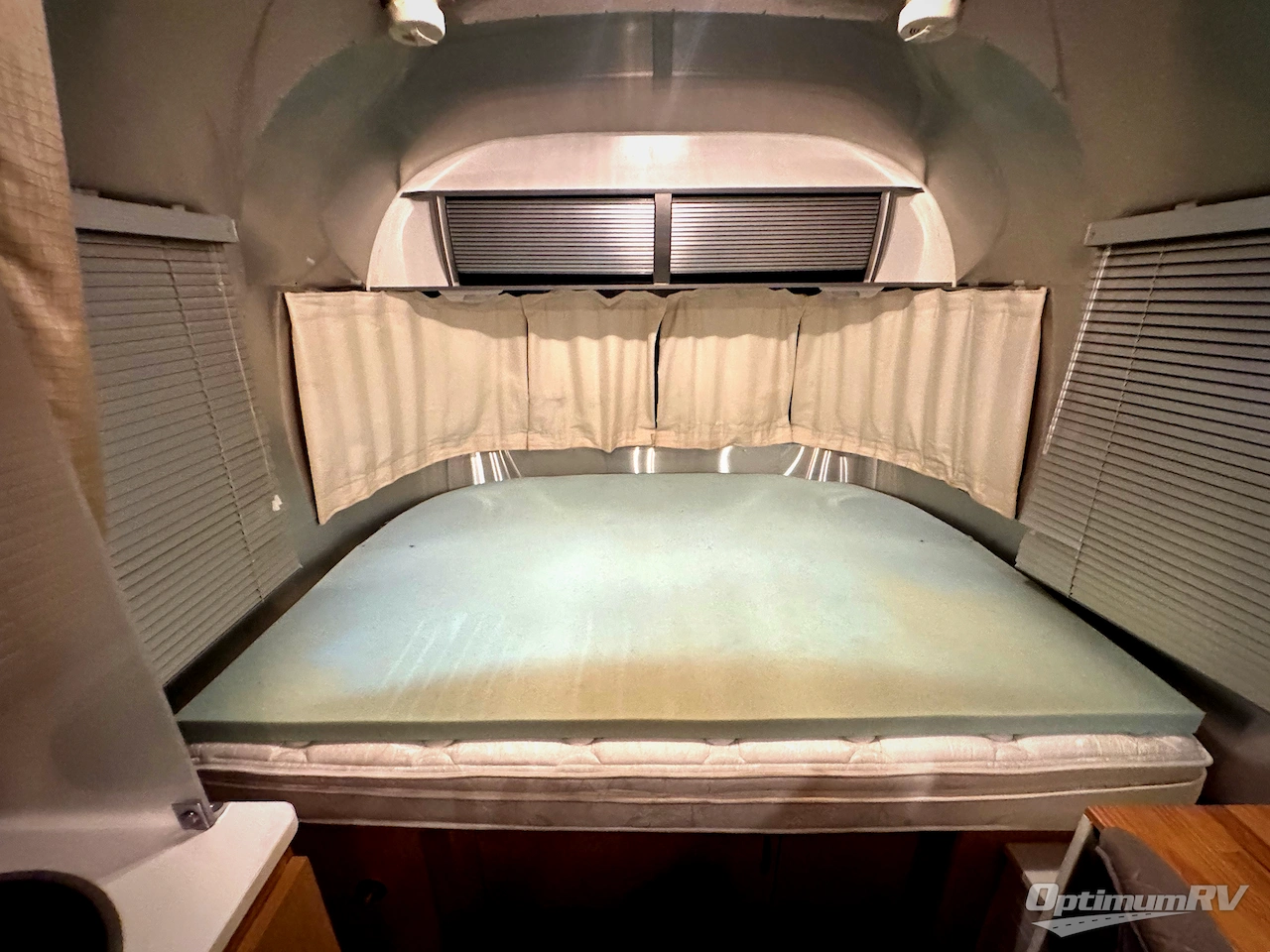 2014 Airstream Sport 22FB Photo 7