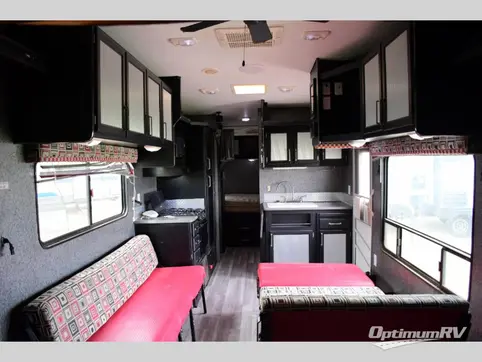 2005 Fleetwood Gearbox 300FS RV Photo 2