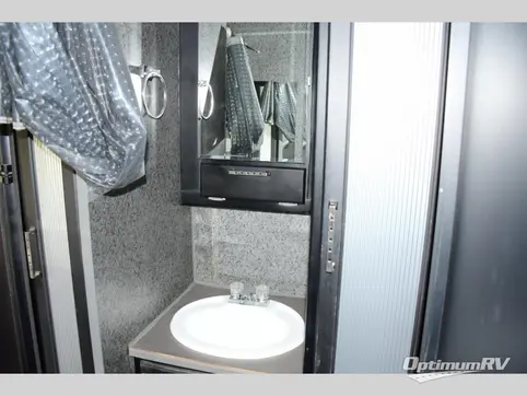 2005 Fleetwood Gearbox 300FS RV Photo 3