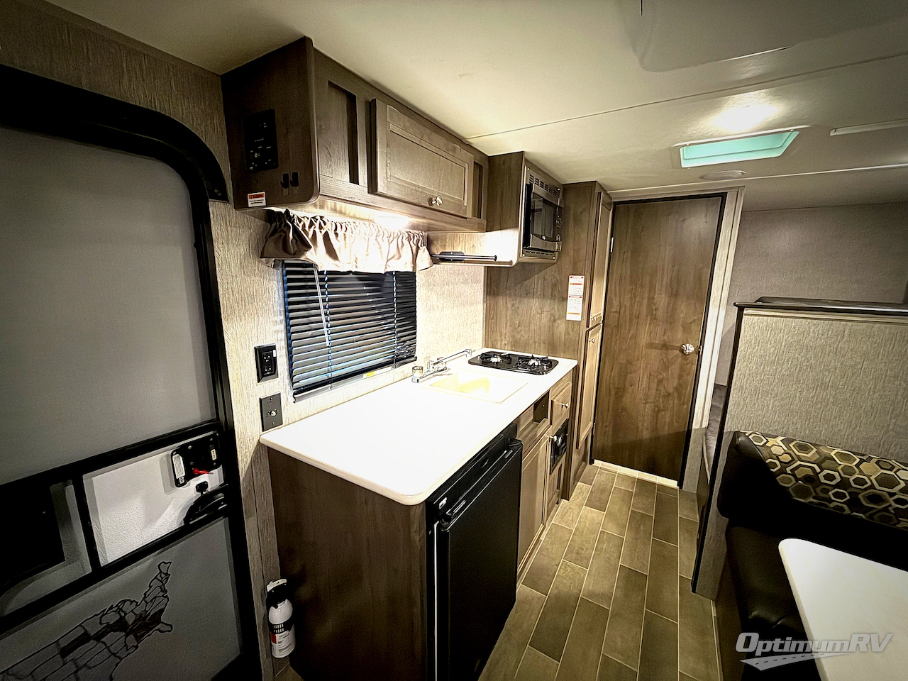 2020 Dutchmen Coleman Lantern LT Series 17FQ Photo 8