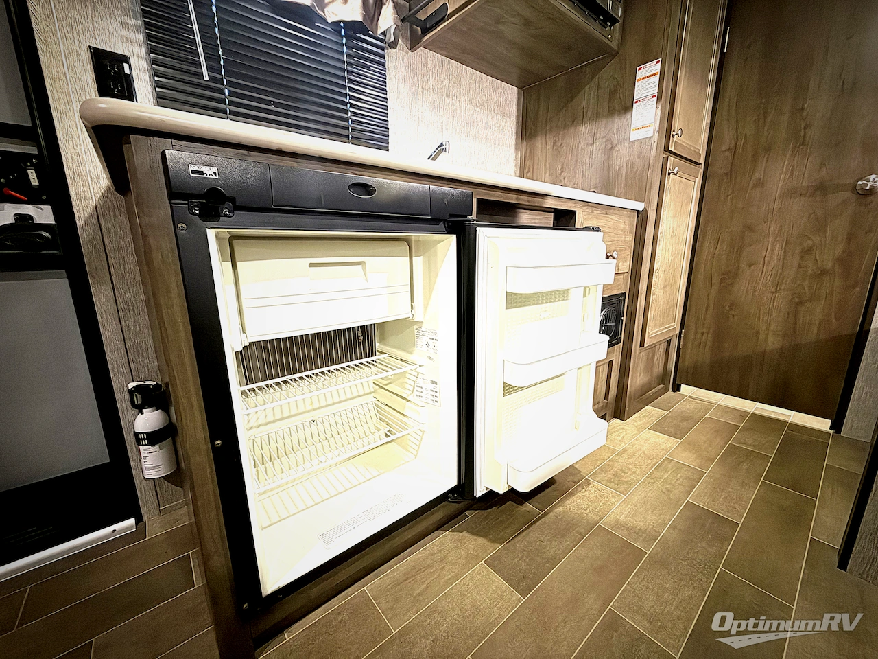 2020 Dutchmen Coleman Lantern LT Series 17FQ Photo 11