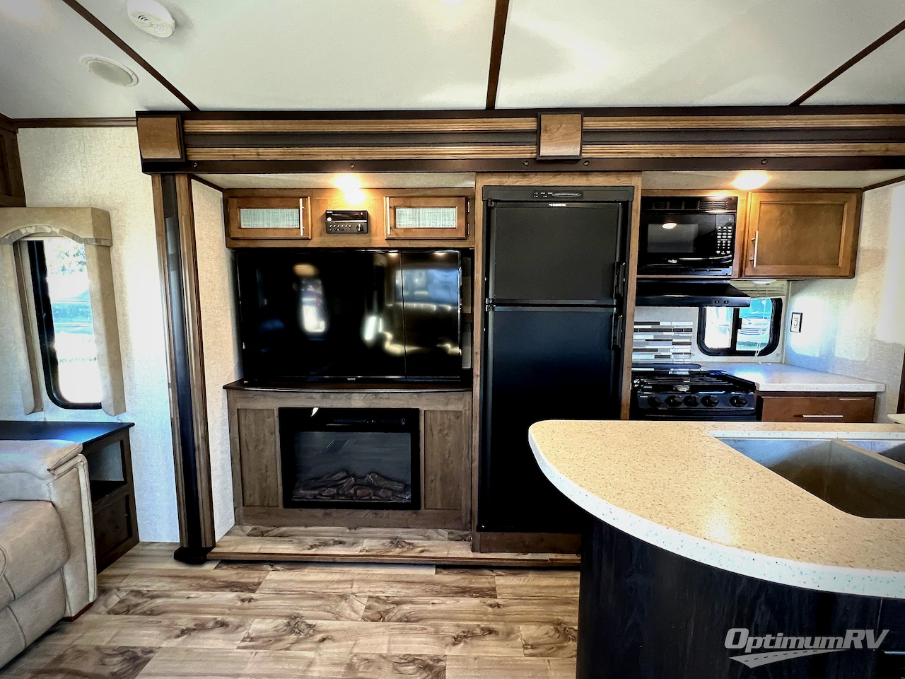 2018 Keystone Cougar Half-Ton Series 32RLI Photo 8